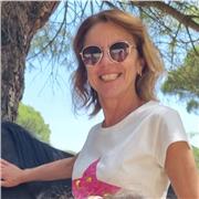 Insegnante di scuola Primaria impartisce lezioni individuali o aiuto compiti durante la pausa estiva